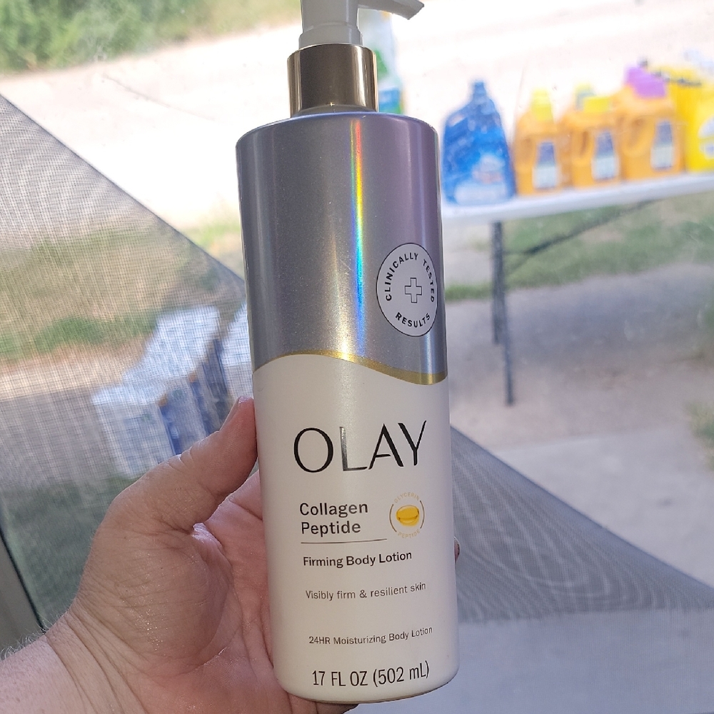 OLAY Collagen Peptide Lotion in Silver and White